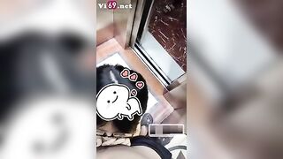 Bú cu trong thang máy bị người lạ bắt gặp