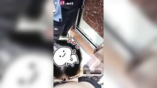 Bú cu trong thang máy bị người lạ bắt gặp