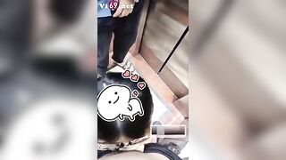 Bú cu trong thang máy bị người lạ bắt gặp