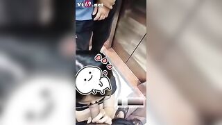 Bú cu trong thang máy bị người lạ bắt gặp