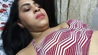 Cả nhà tụ tập lại xem xỏ khuyên vùng kín