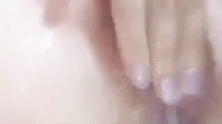 mới móc có tí mà chảy dịch ướt cả bím