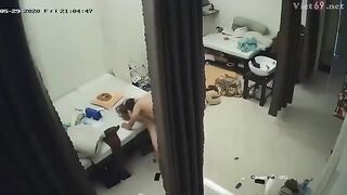 Hách cam quán cắt tóc gội đầu .cô chủ quán xinh đẹp và anh khách chê phi ăn tạp