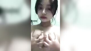 Em gái xinh yêu bóp vú call video với người yêu