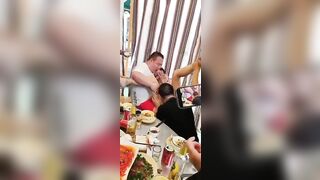 Thằng chồng trung quốc để người lạ bú lồn vợ mình😐
