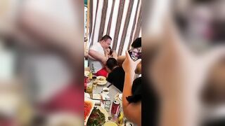 Thằng chồng trung quốc để người lạ bú lồn vợ mình😐