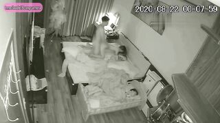Hack cam Chồng vừa bế con vừa địt vợ đủ tư thế cực sung