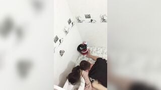 Tranh thủ nhỏ bạn say đưa vào wc nhét cu vào nhấp