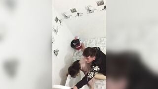 Tranh thủ nhỏ bạn say đưa vào wc nhét cu vào nhấp