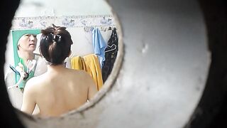 Quay lén dì họ tắm