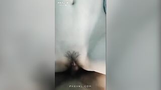 Chơi e họ mà lúng túng chim tuột ra mấy lần