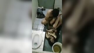 Đè hãm em họ trong nhà vệ sinh
