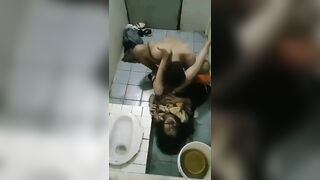 Đè hãm em họ trong nhà vệ sinh