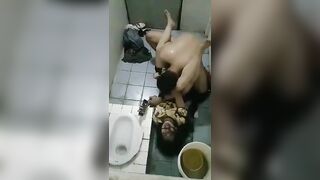 Đè hãm em họ trong nhà vệ sinh