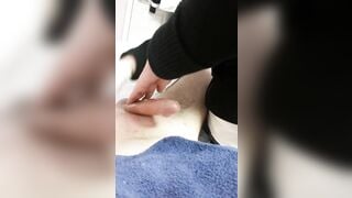 Wax lông cu thanh niên năn nỉ nhân viên giúp thủ dâm xuất tinh