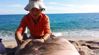 Điếm già Châu Á massage bãi biển
