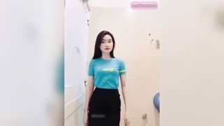 Bé nhân viên Điện máy xanh show bướm cho ny xem trong toilet công ty