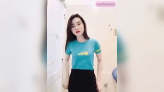 Bé nhân viên Điện máy xanh show bướm cho ny xem trong toilet công ty