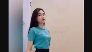 Em nhân viên TGDD show hàng cực nét