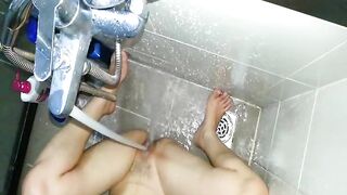 Em gái dâm làm sướng lồn bằng vòi nước