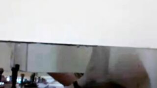Quay lén thủ dâm phòng tắm công cộng