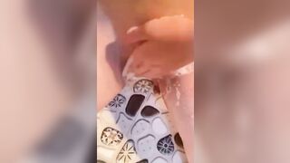 bạn thân đi tắm quay video cho xem