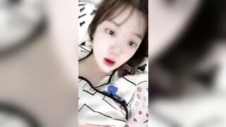 Em gái mới lớn nứng lồn thủ dâm chảy nước
