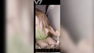 Livestream xong còn hướng dẫn dùng sextoy quá uy tín😝