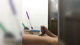 Kmot2 tự sục mẹ vắng nhà