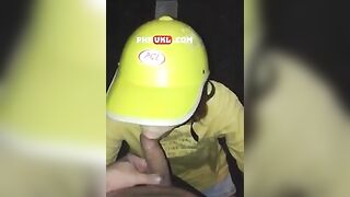 Bắt được con bò lạc cho nó uống sữa từ ngoài đường về nhà