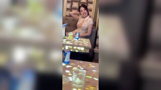 Quay lén em nhân viên lộ vú 😝