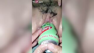 Cả lon nước ngọt chui tọt vào lồn. Thế này thì cặc ngựa cũng vừa