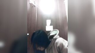 Bé học sinh kính cận