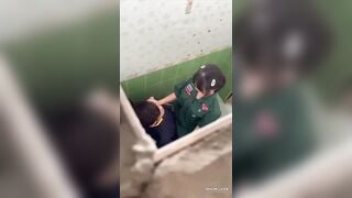 Quay lén 2 đưa bạn học cùng lớp vào nhà vệ sinh trường chịch nhau