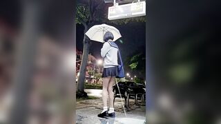 em học sinh đái  giữa đường mà không cởi quần lót