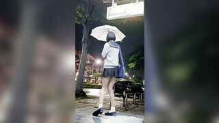 em học sinh đái  giữa đường mà không cởi quần lót