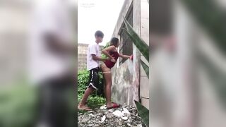Chị hàng xóm săn hồng hài nhi ngay sau vườn nhà