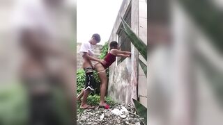Chị hàng xóm săn hồng hài nhi ngay sau vườn nhà