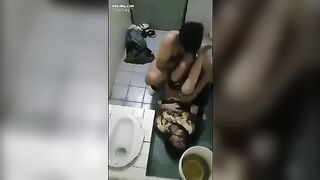 Thanh niên cơ hội đưa con bạn thân vào nhà vệ sinh xong giở trò đồi bại