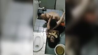 Thanh niên cơ hội đưa con bạn thân vào nhà vệ sinh xong giở trò đồi bại