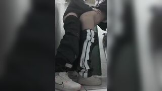Tụt quần doggy em trong nhà vệ sinh ở trường