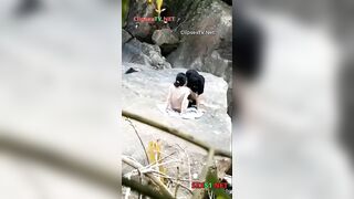 Đi cắm trại với lớp, mà 2 đứa nó lôi nhau ra bờ suối chịch @@