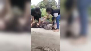 Đánh nhau lột đồ