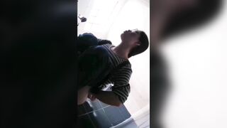 quay lén em gái lồn múp đi vệ sinh
