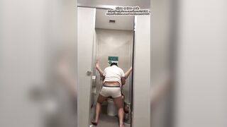 em gái nhậu say ngủ trong toilet bị anh grab và anh bảo vệ của quán địt cho banh lồn