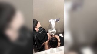 Quay lén 1 couple dâm dục tới cơn nưng lôi nhau vào WC trung tâm thương mại lụm nhau 2
