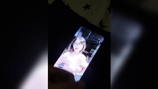 Bắn tinh trùng lên ảnh em gái xinh