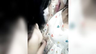 2 Bé còn nhỏ mà đã cùng nhau chơi less trong nhà vệ sinh siêu thị rồi