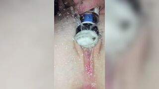Đánh em mèo đến khóc