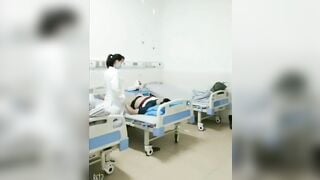 Quay lén Nữ bác sĩ sóc lọ hồi sức cho bệnh nhân !